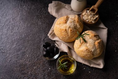 Taze pişmiş ekmek hamuru susam tohumlu sesambrtchen ekmeği. Esnaf fırını.