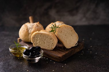 Taze pişmiş ekmek hamuru susam tohumlu sesambrtchen ekmeği. Esnaf fırını.