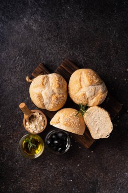 Taze pişmiş ekmek hamuru susam tohumlu sesambrtchen ekmeği. Esnaf fırını.