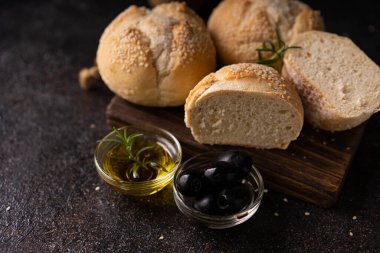 Taze pişmiş ekmek hamuru susam tohumlu sesambrtchen ekmeği. Esnaf fırını.