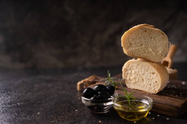 Taze pişmiş ekmek hamuru susam tohumlu sesambrtchen ekmeği. Esnaf fırını.