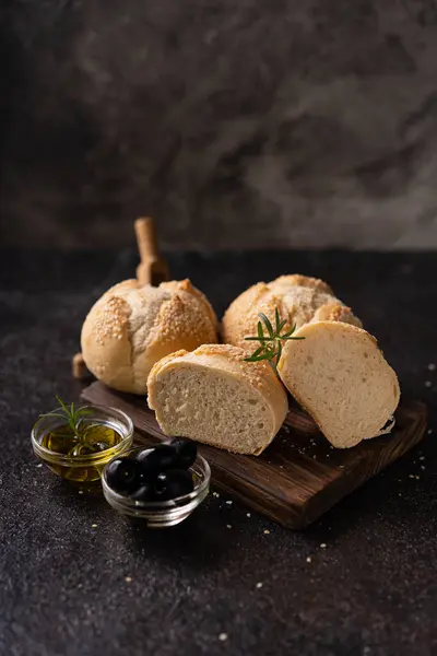 Taze pişmiş ekmek hamuru susam tohumlu sesambrtchen ekmeği. Esnaf fırını.