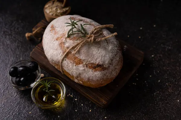 Vers Gebakken Zuurdesem Ciabatta Brood Met Olijven Rozemarijn Een Zwarte — Stockfoto