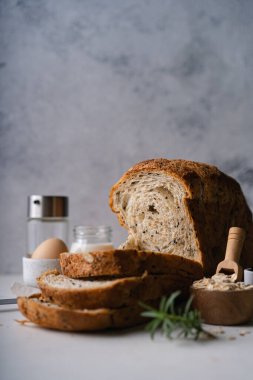 Beyaz rustik arka planda taze kesilmiş ev yapımı kepekli buğday ekmeği. Esnaf Ekşi Hamur