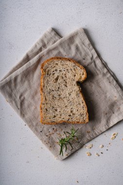 Beyaz rustik arka planda taze kesilmiş ev yapımı kepekli buğday ekmeği. Esnaf Ekşi Hamur