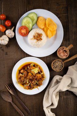 Tavuk Tongseng ya da Tongseng ayam, Hint cevizi sütü, acı biber ve tatlı soya soslu çorba gibi köri soslu bir Endonezya etidir.. 