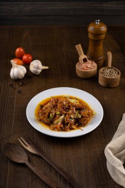 Tavuk Tongseng ya da Tongseng ayam, Hint cevizi sütü, acı biber ve tatlı soya soslu çorba gibi köri soslu bir Endonezya etidir.. 