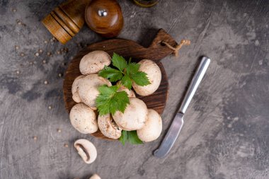 Çiğ beyaz mantar şampiyonları ve taze malzemeler pişirmek için gri arka planda biber. boş kopyalama alanı