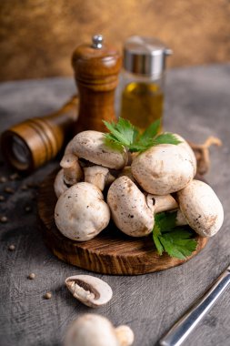 Çiğ beyaz mantar şampiyonları ve taze malzemeler pişirmek için gri arka planda biber. boş kopyalama alanı