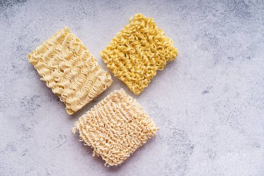 Pişmemiş kuru erişte veya soyut beyaz arka planda izole edilmiş ramen.