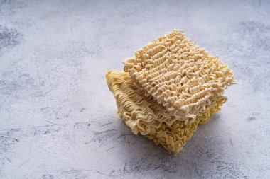 Pişmemiş kuru erişte veya soyut beyaz arka planda izole edilmiş ramen.