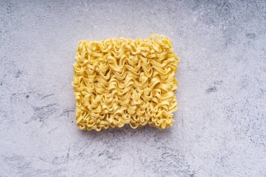 Pişmemiş kuru erişte veya soyut beyaz arka planda izole edilmiş ramen.