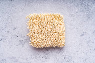 Pişmemiş kuru erişte veya soyut beyaz arka planda izole edilmiş ramen.