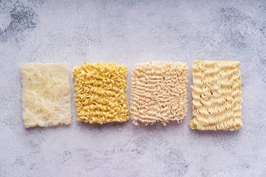 Pişmemiş kuru erişte veya soyut beyaz arka planda izole edilmiş ramen.