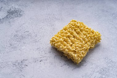 Pişmemiş kuru erişte veya soyut beyaz arka planda izole edilmiş ramen.