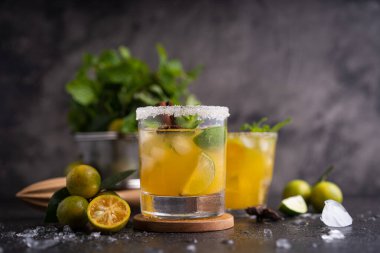 Mandalina portakalı, naneli ve buzlu taze portakallı mojito.