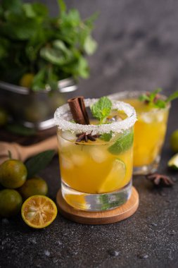 Mandalina portakalı, naneli ve buzlu taze portakallı mojito.