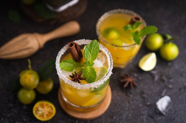 Mandalina portakalı, naneli ve buzlu taze portakallı mojito.