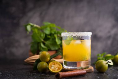 Mandalina portakalı, naneli ve buzlu taze portakallı mojito.