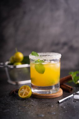 Mandalina portakalı, naneli ve buzlu taze portakallı mojito.