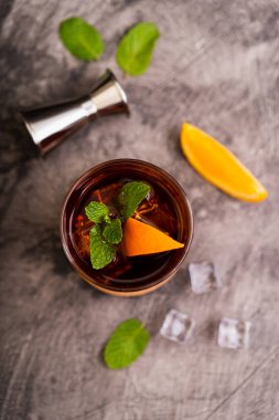 Tahta zemin üzerinde buz, rom, kola, nane ve limon ile taze Küba Libre kokteyli.