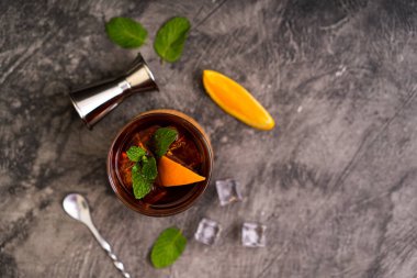 Tahta zemin üzerinde buz, rom, kola, nane ve limon ile taze Küba Libre kokteyli.