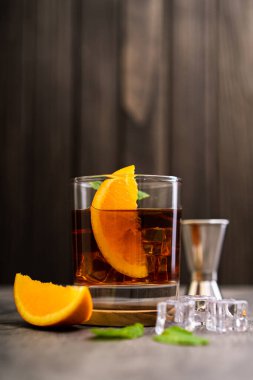 Tahta zemin üzerinde buz, rom, kola, nane ve limon ile taze Küba Libre kokteyli.