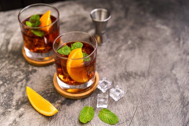 Tahta zemin üzerinde buz, rom, kola, nane ve limon ile taze Küba Libre kokteyli.