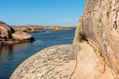 Farklı görünümlü rock. Smogen 's rock. Bu dikkatli gözle Smogen, İsveç. Fotoğraf, Mayıs 2021 'de bir tekne gezisiyle ilgili olarak İsveç' in Smogen şehrinde çekildi. Kayanın bir gözü ve burnu var gibi görünüyor..
