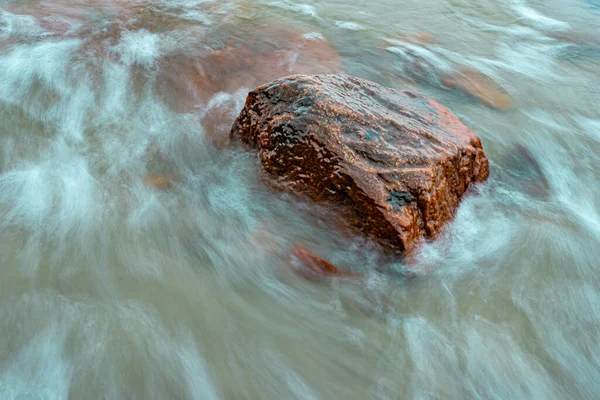 Agua Que Fluye Alrededor Una Roca Agua Que Fluye Alrededor — Foto de Stock