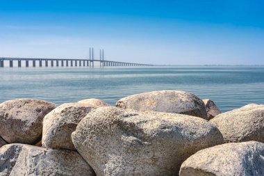 İsveç ve Danimarka arasında bir köprü. Öresund Bağlantısı (Danca: Oresundsforbindelsen veya Oresund Köprüsü), Malmö (Lernacken, Limhamn-Bunkeflo) ve Kopenhag (Kastrup) arasındaki 15.9 km uzunluğundaki sabit bağlantıdır.).