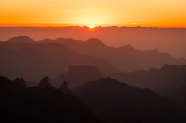 Cruz de Tejeda, Gran Canaria 'dan akşam görüntüsü. Görüntü Ekim 2024 'te çekildi..