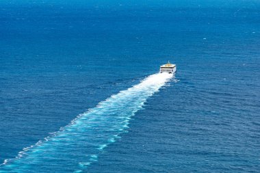 Atlantik Okyanusu 'ndaki tekne. Teknenin resmi Kanarya Adaları' ndaki dağlardan 2024 yılının Ekim ayında rüzgarlı bir günde çekildi..