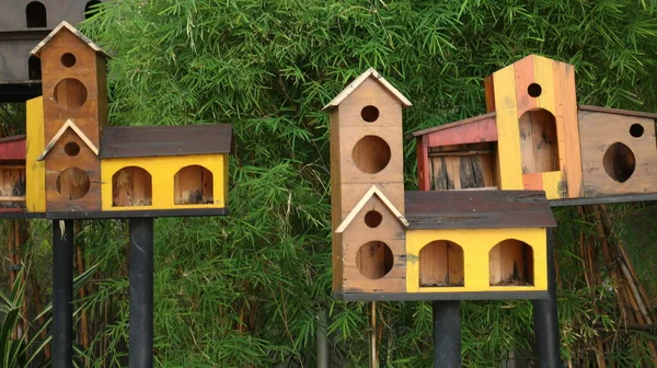Kolorowy Domek Dla Ptaków Lub Karmnik Przyjaznym Środowisku Parku Mieście — Zdjęcie stockowe