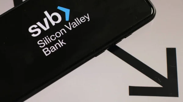 Svb Silicon Valley Bank のロゴが下矢印で表示されています ロイヤリティフリーのストック写真