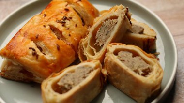 Sosisli börek, günümüzde ve eski Bağımsız Devletler 'de popüler olan ve puf böreğine sarılmış sosis etinden oluşan lezzetli bir hamur işidir..