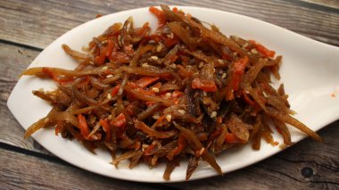 Kinpira Gobo, ince dilimlenmiş burdock kökü ile yapılan geleneksel ve sevilen bir Japon mezesidir. Kızartıldıktan sonra tatlı ve baharatlı bir sosta kaynatılır..