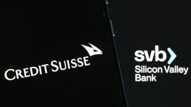 Arka planda Silikon Vadisi Bankası (SVB logosu) bulunan Credit Suisse logosu.