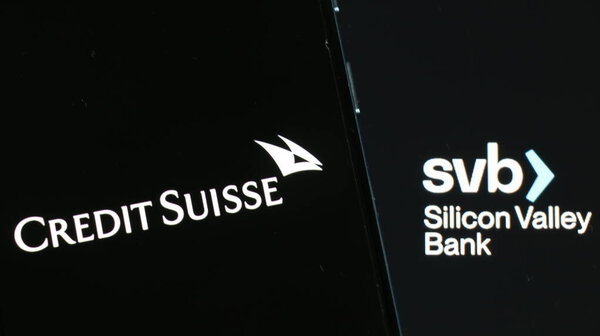 Логотип Credit Suisse с логотипом Silicon Valley Bank (логотип SVB) на заднем плане.