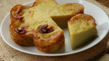 Bingka, Güney Kalimantan 'daki Banjar Kabilesi' ne özgü bir pastadır. Bingka 'nın tatlı, yasal ve yumuşak bir tadı var. Bingka, Banjar kabilesinin geleneğinde 4 kişiye hizmet etmek için kullanılan keklerden biridir..