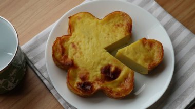 Bingka, Güney Kalimantan 'daki Banjar Kabilesi' ne özgü bir pastadır. Bingka 'nın tatlı, yasal ve yumuşak bir tadı var. Bingka, Banjar kabilesinin geleneğinde 4 kişiye hizmet etmek için kullanılan keklerden biridir..