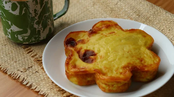 Bingka, Güney Kalimantan 'daki Banjar Kabilesi' ne özgü bir pastadır. Bingka 'nın tatlı, yasal ve yumuşak bir tadı var. Bingka, Banjar kabilesinin geleneğinde 4 kişiye hizmet etmek için kullanılan keklerden biridir..