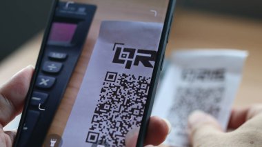 QRIS taranıyor (Hızlı Tepki Kodu Endonezya Standart Kodu) Akıllı telefon kullanılarak parasız ödeme kodu. 