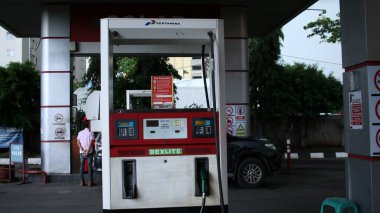 Dexlite seçenekleriyle petrol doldurma istasyonu.