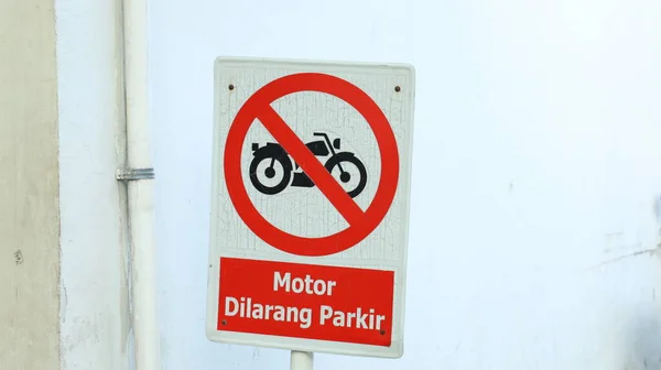 Una Motocicleta Violar Parque Zona Aparcamiento Para Motocicleta Junto Signo — Foto de Stock