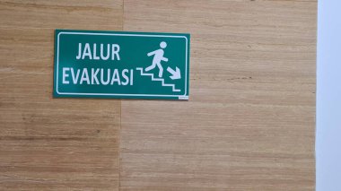 Ofis binasında Jalur evakuasi (evavuation güzergahı çıkışı) işareti. 