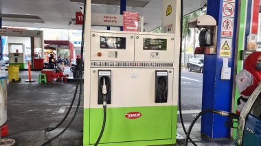SPBU Endonezya 'da sübvanse edilmiş yakıt (Pertalite) dolum istasyonu (jalur khusus mypertamina) için özel şeritler. 