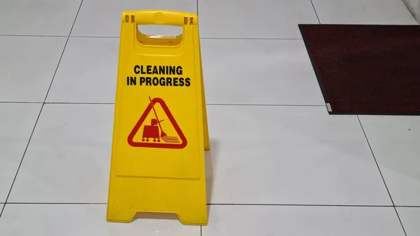Limpeza Sinal Progresso Perto Área Banheiro — Fotografia de Stock