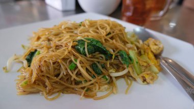 Kızarmış vermicelli ya da bihun goreng ve sebze.