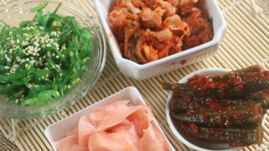 Kore meze çeşitleri: minari namul, sushi gari ve yeongeun gorim (tatlı kavurmalı nilüfer kökü 
